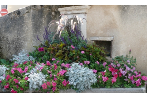 Fontaine au pied de l'église